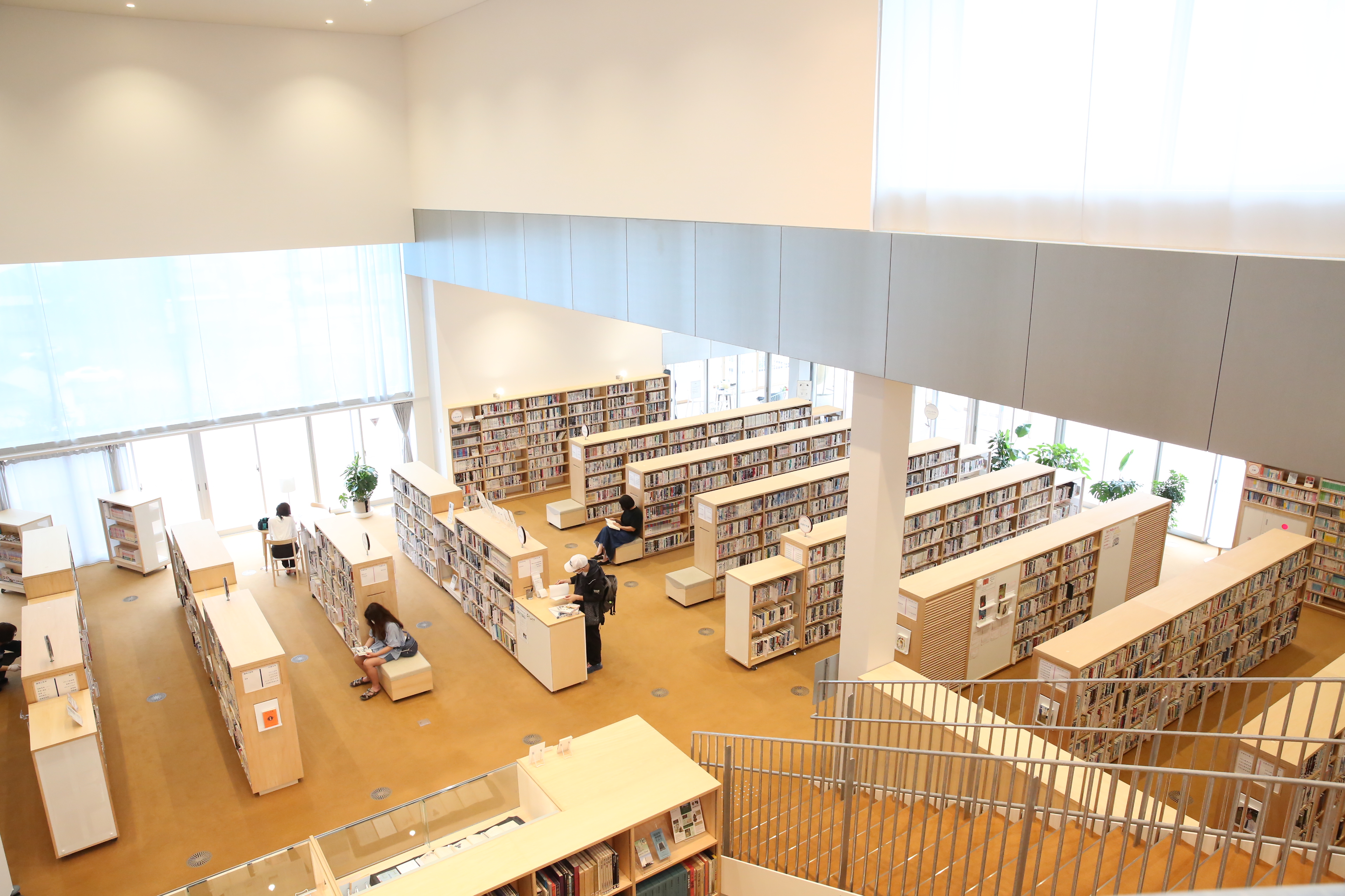 図書館（４階から３階を臨む）